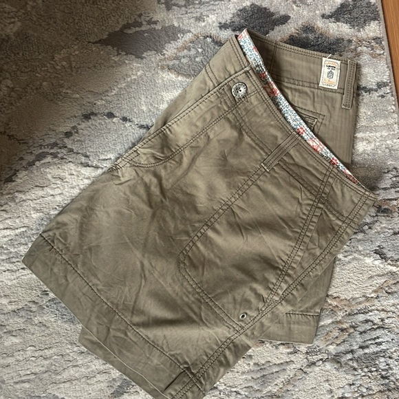 Women’s Levi Shorts - Picture 4 of 4